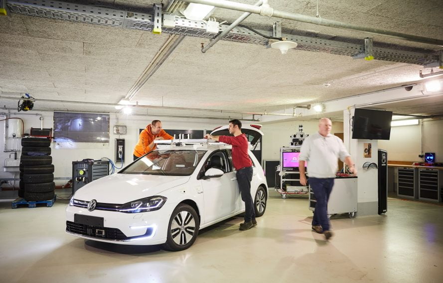 Ingenieure statten einen VW Golf mit einem autonomen Fahrsystem von Argo AI aus.