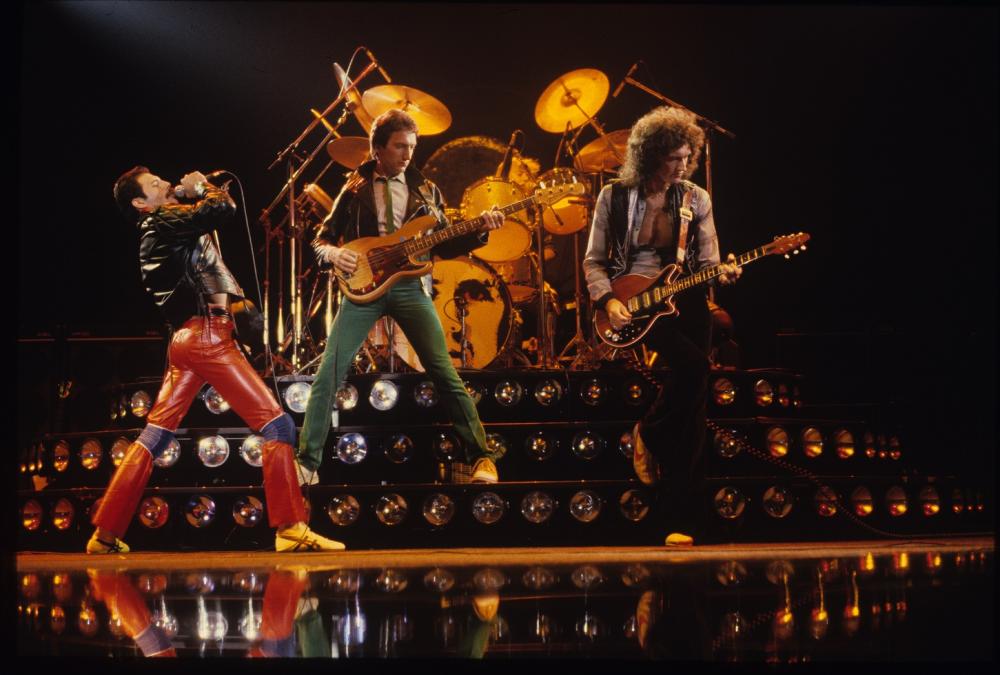 Die Rockband Queen performt auf einer Bühne.