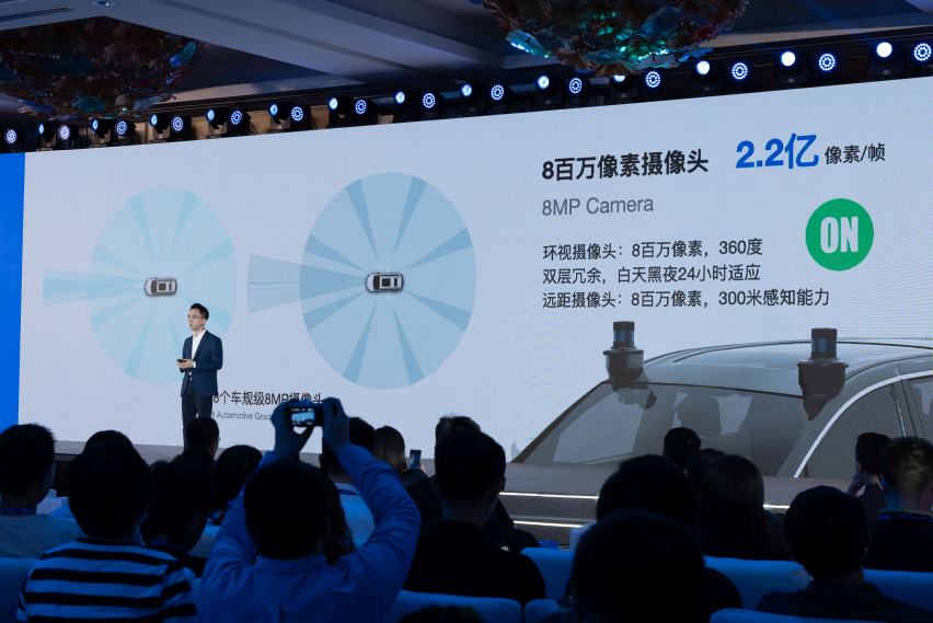 CEO Dr. Jianxiong Xiao präsentiert das neue AutoX-Gen5-System für autonomes Fahren.