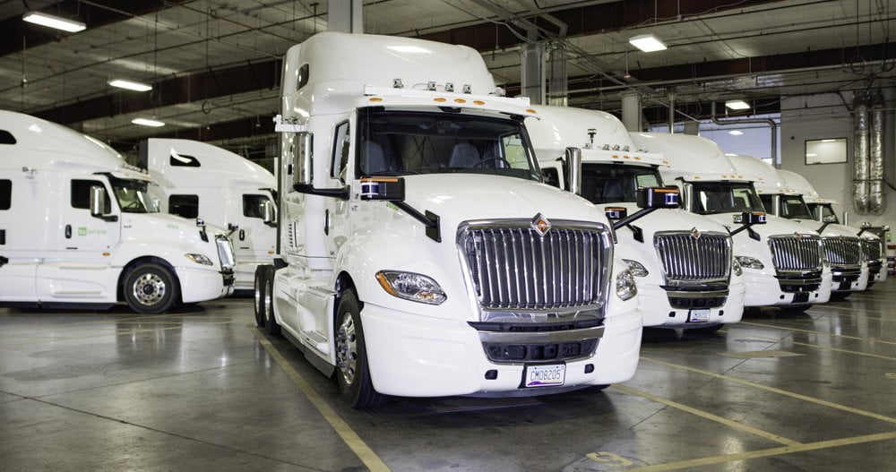 Eine Flotte von autonomen Trucks des Herstellers TuSimple.