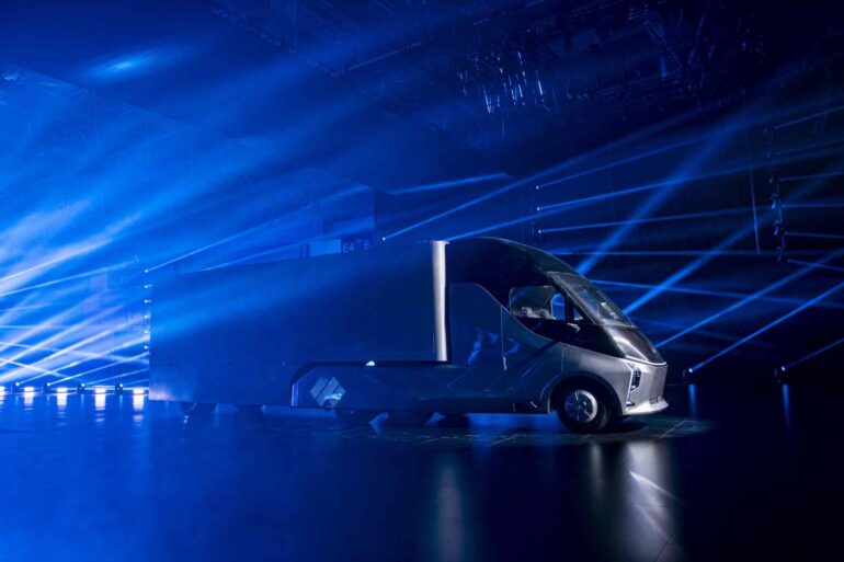 Mit einem futuristischen Look läutet Baidu das Zeitalter der „Robot-Trucks“ ein. Was kann der autonom fahrende Lkw des KI-Giganten?