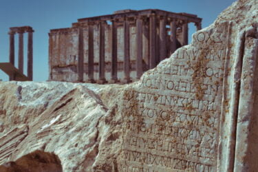 Deepminds neue KI „Pythia“ stellt antike Texte wieder her