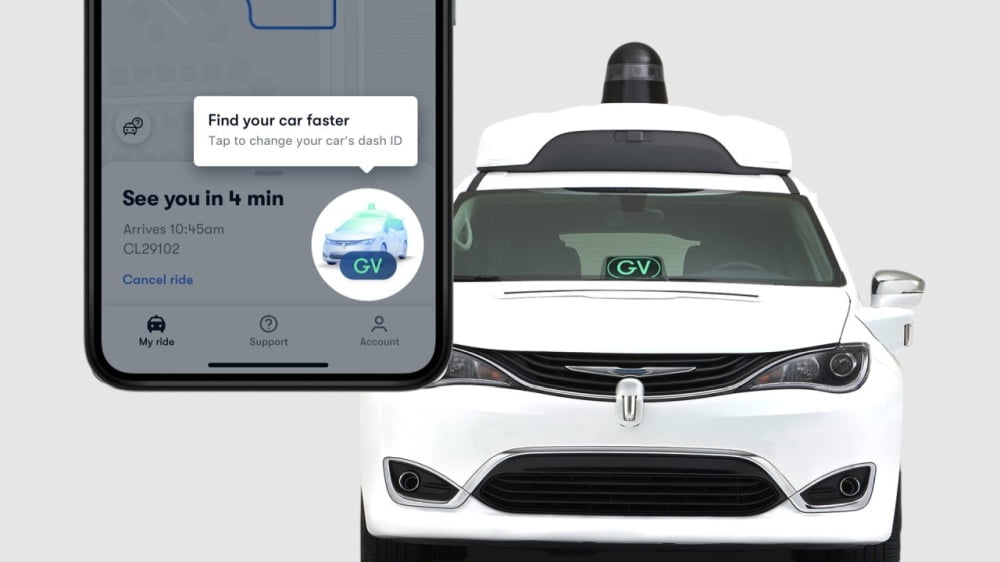 Die Waymo-App auf einem Smartphone und ein Waymo One-Taxi.
