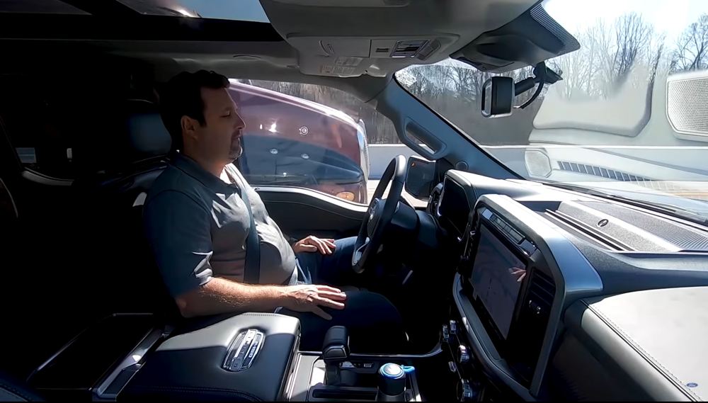 Ein Fahrer nimmt während einer autonomen Fahrt in einem Ford die Hände vom Lenkrad.