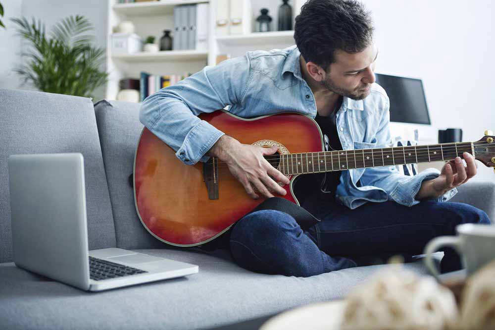 Auf diesem Bild erkannt: "Appears to be: Person playing guitar on the sofa." Bild: Google
