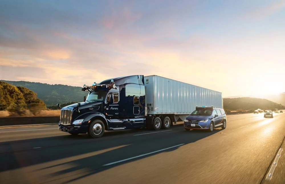 Ein autonom fahrender Lkw und ein autonom fahrender Pkw von Aurora.