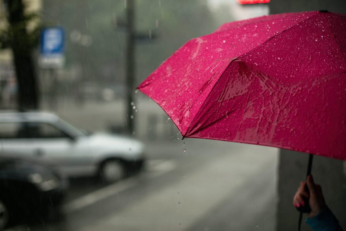 Ein roter Regenschirm im Regen