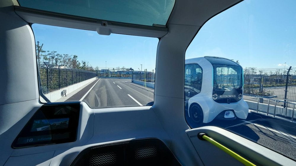 Ein Ausblick aus dem Cockpit eines autonom fahrenden Toyota e-Palette während der Fahrt.