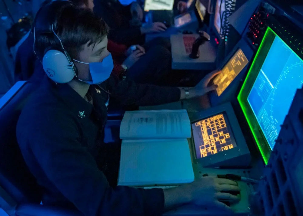 Ein Aegis-Operator auf der USS Mustin