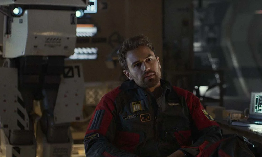 George Almore (Theo James) forscht an intelligenten Robotern. Getrieben durch den Tod seiner Frau, will er einen grundlegenden Durchbruch schaffen. Doch die Zeit ist gegen ihn. | Bild: Vertical Entertainment