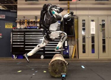 Boston Dynamics: Roboter Atlas ist zurück – und läuft Parkour