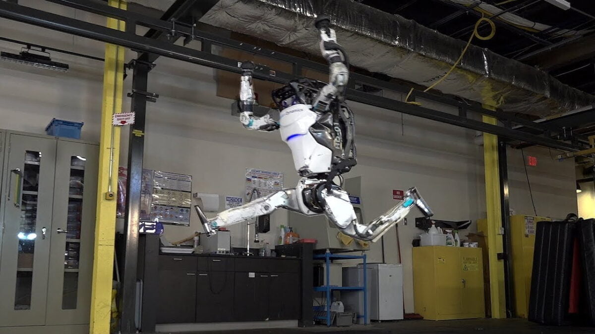 Atlas-Roboter von Boston Dynamics macht Luftsprünge.