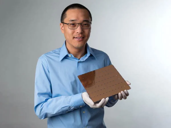 Cerebras-Mitgründer Sean Lie zeigt stolz die neueste Errungenschaft seiner Firma: den CS-2-Chip.