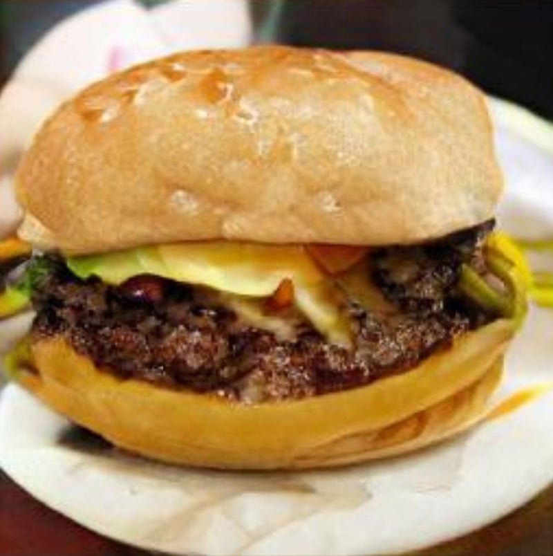 Nein, das ist kein Burger-Foto für Instagram. Eine KI hat sich das Bild ausgedacht. Im Titelbild sieht man die Vorlagen. Bild: Deepmind