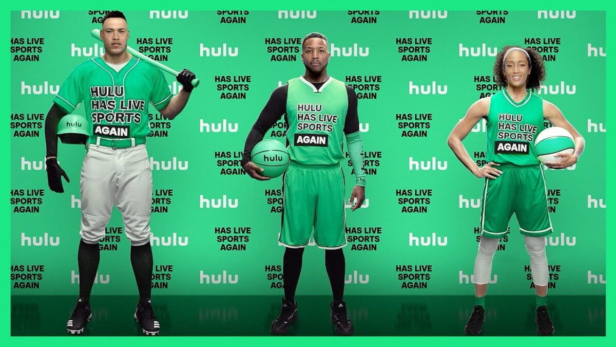 US-Sportler stehe vor einer Hulu-Werbeleinwand. Ihre Gesichter wurden per Deepfake auf den Körper gesetzt.