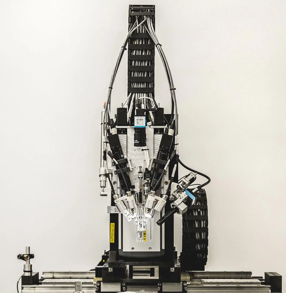 Neuralinks Implantationsmaschine ist eine Mischung aus Säge und Mikroskop. Bild: Neuralink