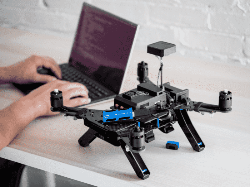Eine Drohne ausgerüstet mit Intels KI-Stick. Bild: Intel