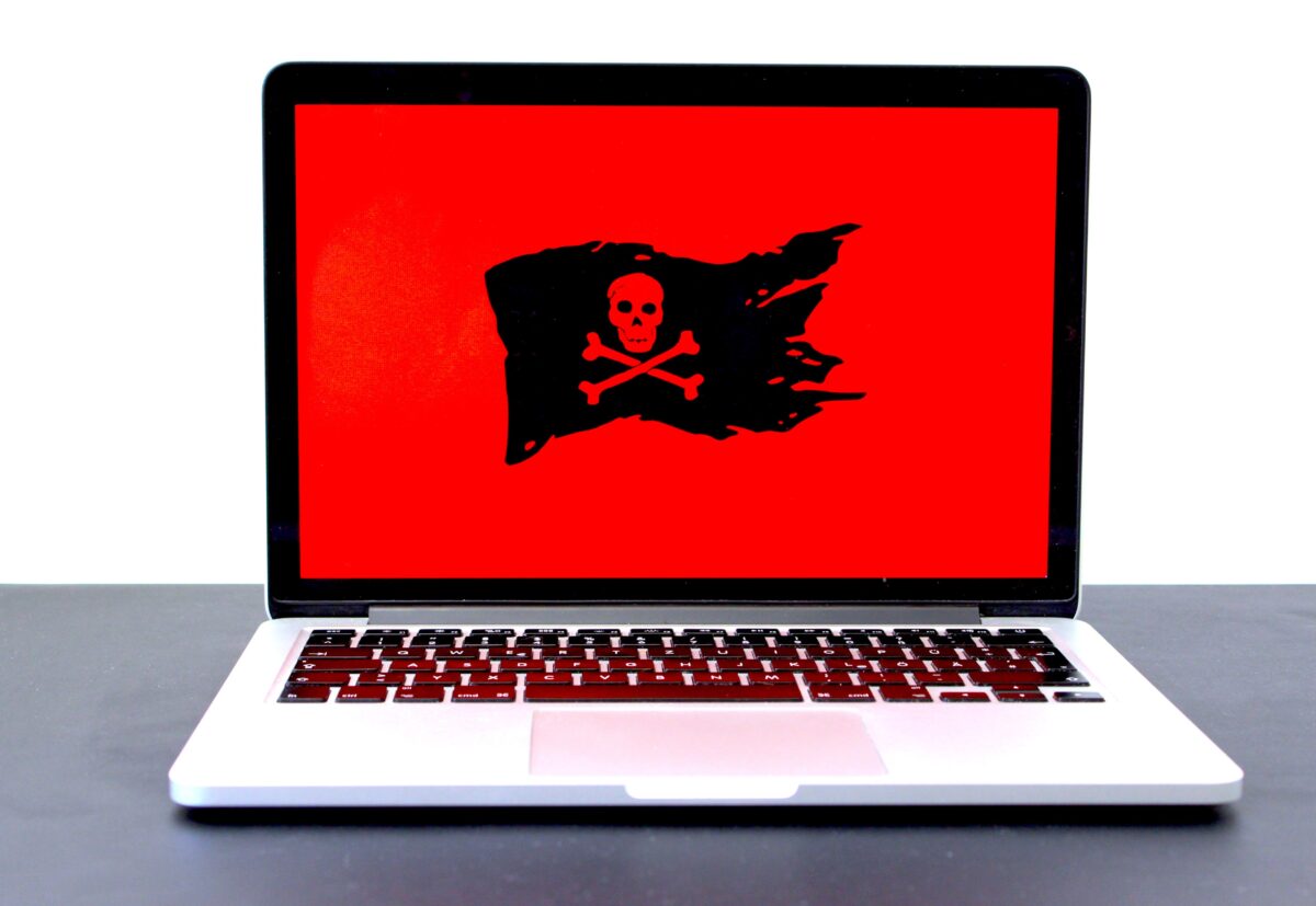 Rote Piratenflagge auf Notebookbildschirm