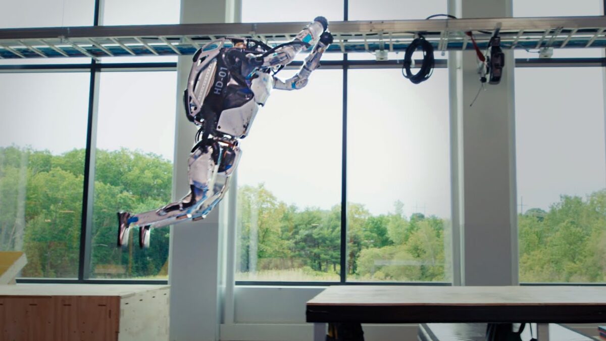 Ein humanoider Roboter hangelt an der Decke entlang.
