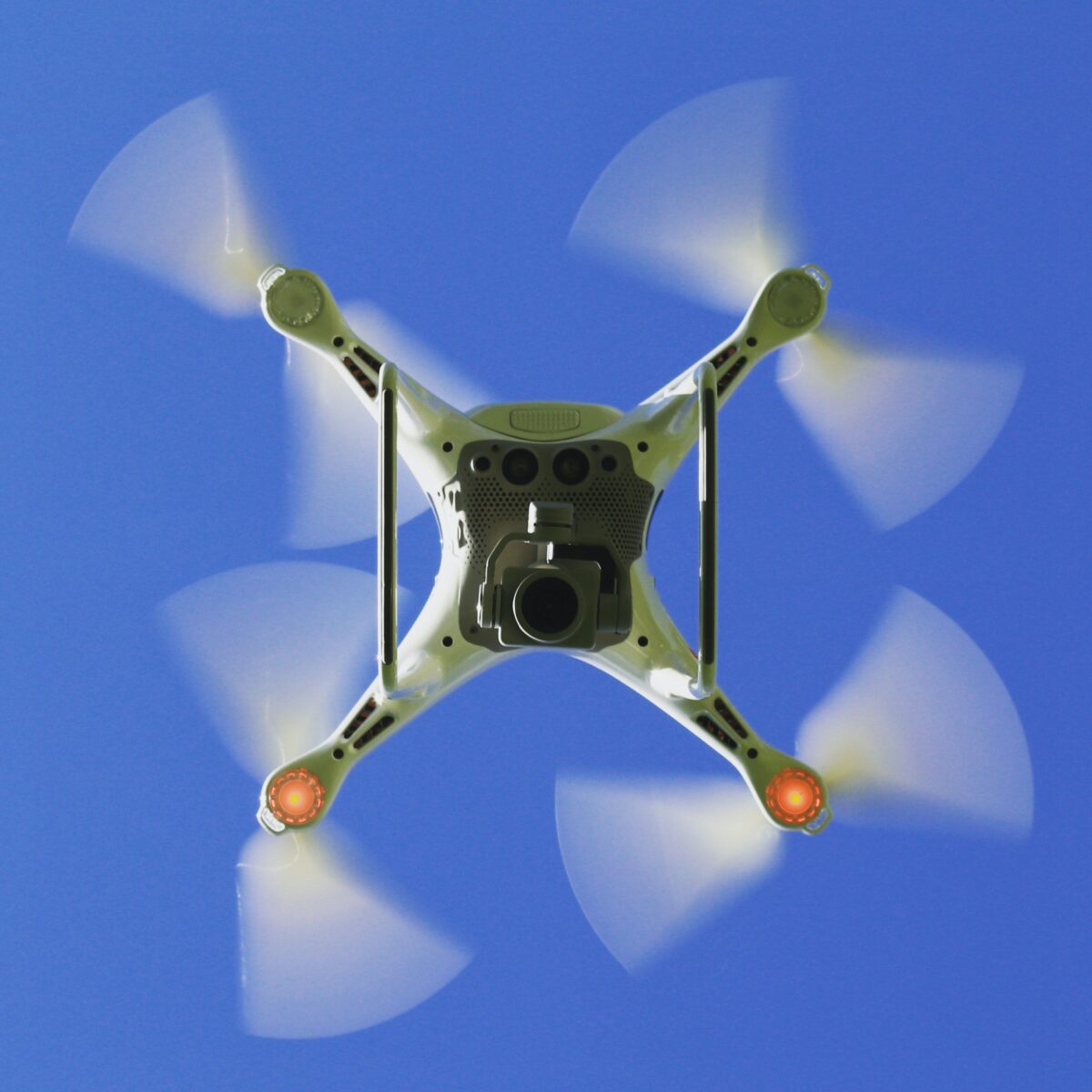 Eine Drohne mit Kamera
