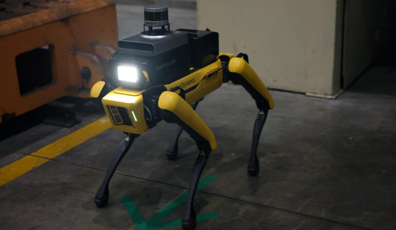 Ein Roboter mit vier Beinen ähnlich wie ein Hund steht im Bild. Er trägt eine Lampe und einen Radar auf dem Rücken.