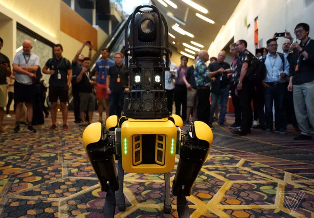 Mit einer Kamera auf dem Rücken wird Spotmini zum Robo-Wachhund. Bild: The Verge / James Vincent