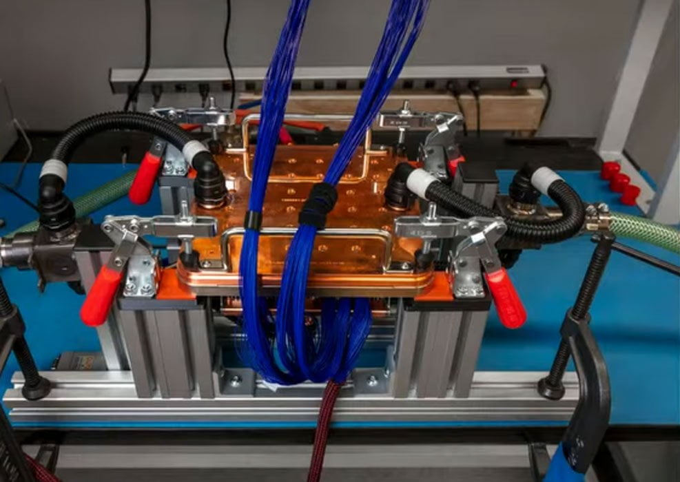 Blick in Teslas KI-Labor: Hier sieht man eine wassergekühlte Dojo-Tile im Testbetrieb. | Bild: Tesla