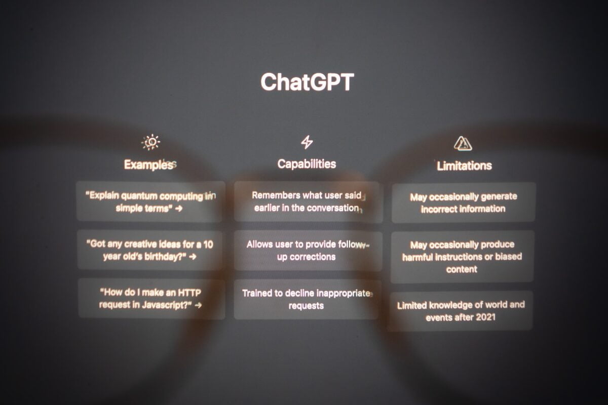 Ein Blick durch eine Brille auf ChatGPTs Landingpage.