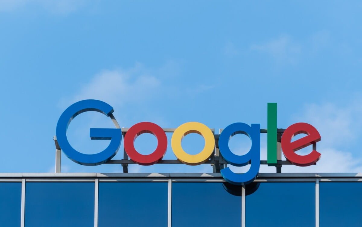 Google-Logo angebracht auf dem Dach eines Bürogebäudes.