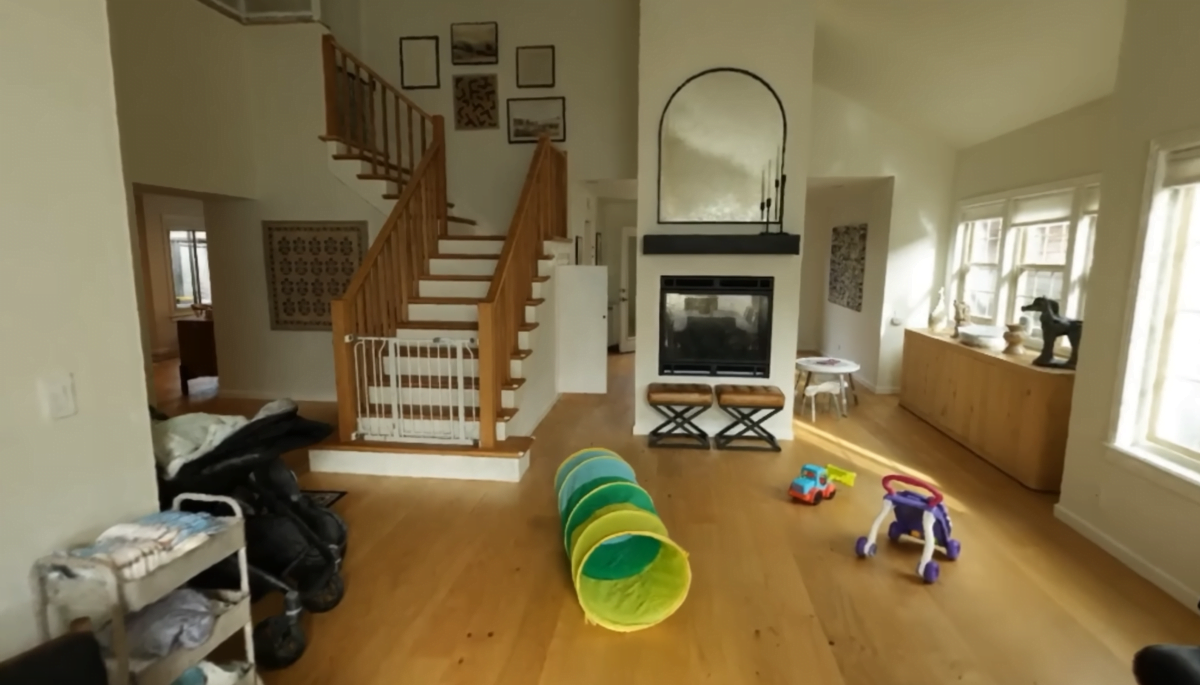 Eine 3D-Szene aus einem Haus, man sieht Kinderspielzeug herumfliegen und einen Treppenaufgang.