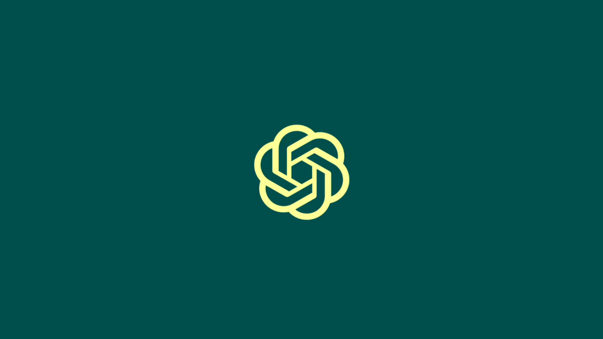 Das Logo von OpenAI auf grünem Hintergrund.