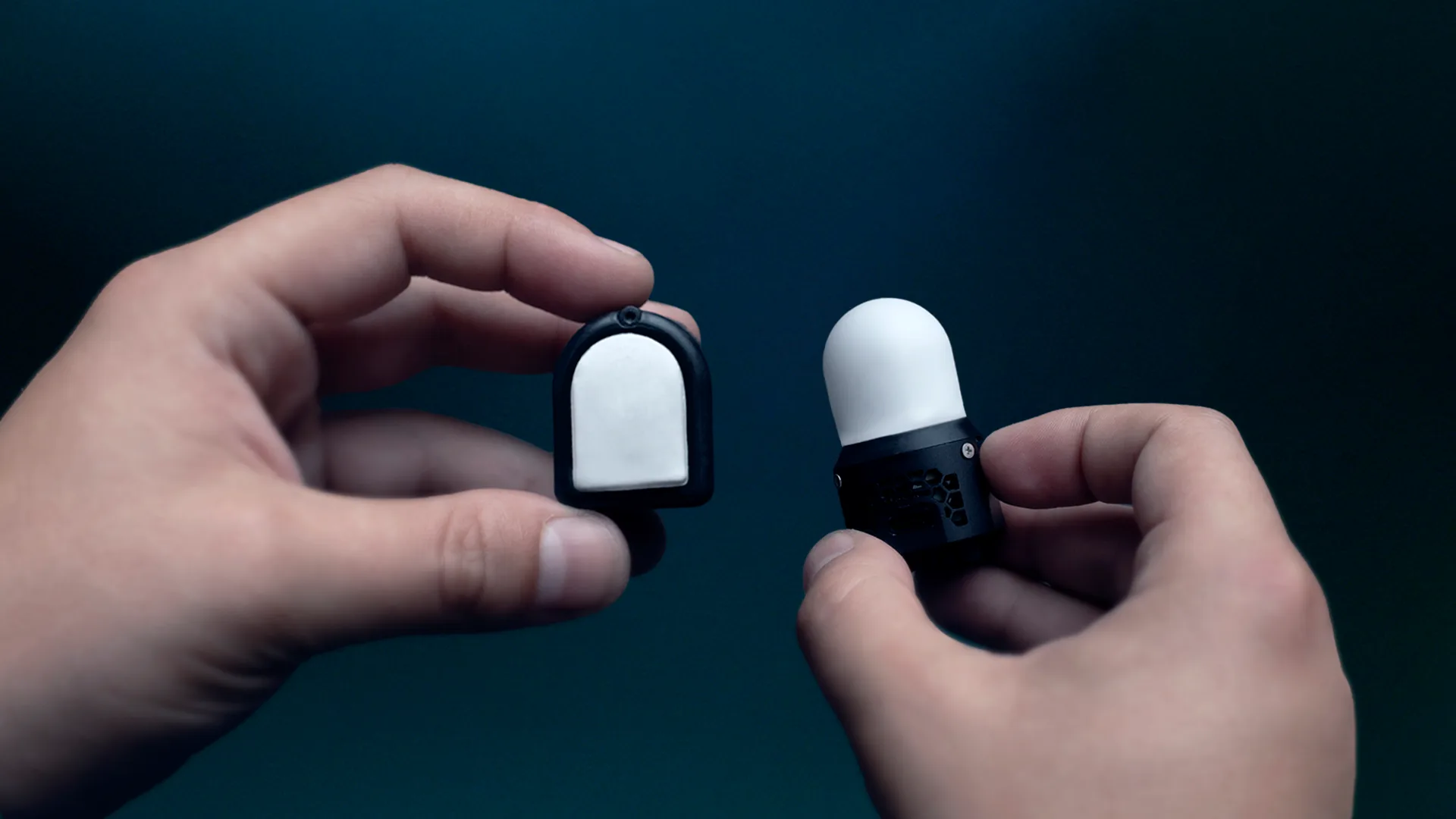 Nahaufnahme zweier Fingersensoren: Links älteres Digit-Modell, rechts neuer Digit 360 mit weißer Sensorfläche und schwarzer Basis.