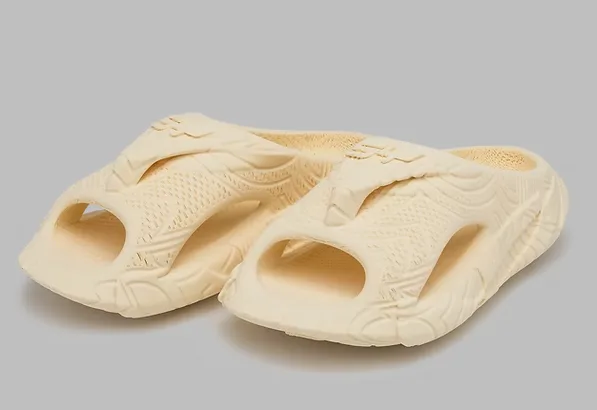 Beige Sandalen im Sculpted-Design aus geschäumtem Material mit texturierter Oberfläche und offener Zehenpartie, von zwei Perspektiven fotografiert.
