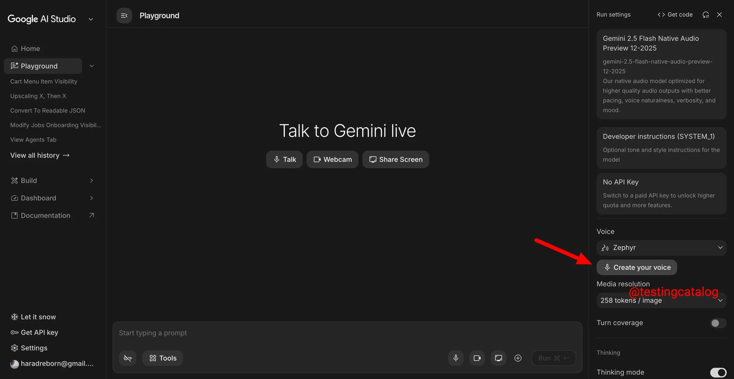 Screenshot von Google AI Studio im Playground-Modus. Rechts in der Seitenleiste ist unter der Stimmauswahl "Zephyr" ein Button mit der Aufschrift "Create your voice" zu sehen, auf den ein roter Pfeil zeigt. Oben rechts steht die Modellbezeichnung Gemini 2.5 Flash Native Audio Preview.