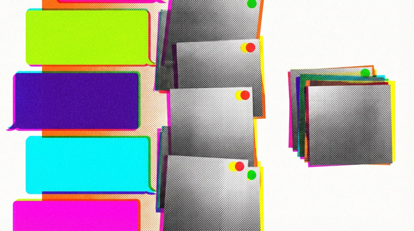 Bunte Chatblasen neben grauen Kartenstapeln mit rot-gelb-grünen Ampel-Emojis.